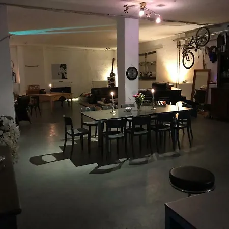 Rum i privatbostad 400m2artistloft Central Shared Unique Place No Hotel! Inquire!!